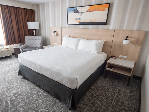 deluxe king room at diamond jo casino & hotel