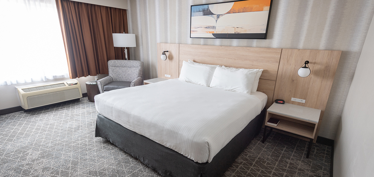 deluxe king room at diamond jo casino & hotel