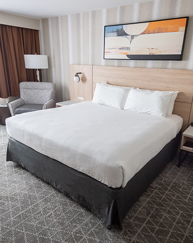 deluxe king room at diamond jo casino & hotel