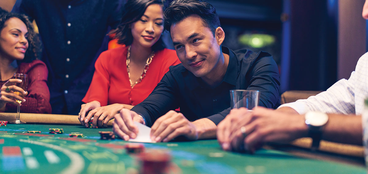 couple playing baccarat image