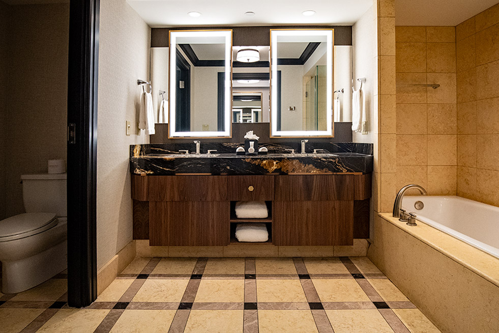 Deluxe Suite Two Queens Bathroom