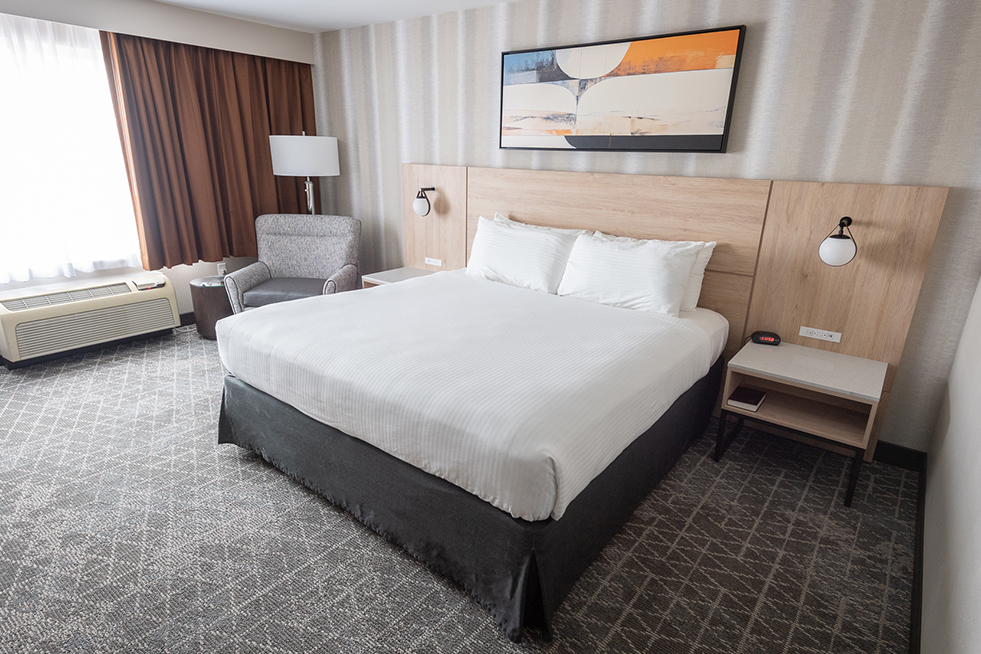 deluxe king room at diamond jo casino & hotel